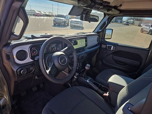 Used 2025 Jeep Wrangler Willys image 9