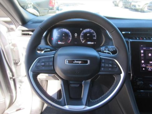 New 2025 Jeep Grand Cherokee Laredo image 17