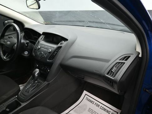 Used 2018 Ford Focus SE w/ SE Winter Package FWD image 9