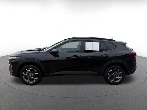 Used 2025 Chevrolet Trax LT FWD image 8