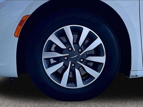 Used 2023 Chrysler Pacifica Touring-L FWD image 36