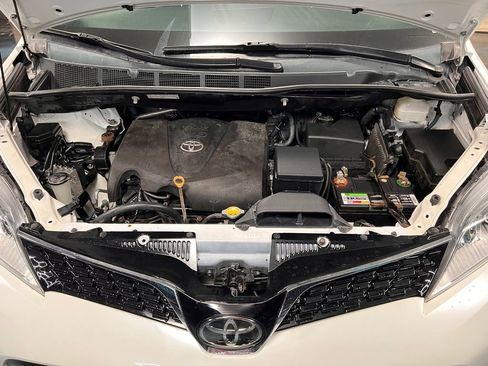 Used 2018 Toyota Sienna XLE w/ XLE Navigation Package image 19