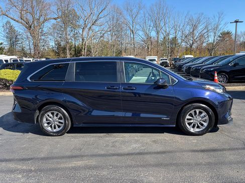 Used 2021 Toyota Sienna LE image 6