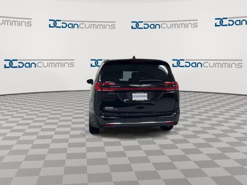 Used 2024 Chrysler Pacifica Touring-L image 7
