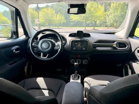 Used 2017 Jeep Renegade Latitude w/ Popular Equipment Group FWD image 24