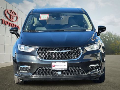 Used 2024 Chrysler Pacifica Select image 8