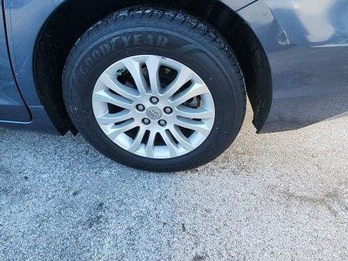 Used 2017 Toyota Sienna XLE image 5