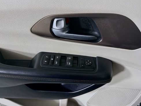 Used 2017 Chrysler Pacifica Touring w/ Tire & Wheel Group FWD image 21