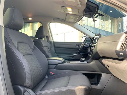 Used 2025 Nissan Pathfinder SV image 38