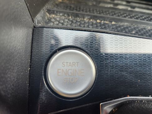 Certified 2025 Volkswagen Taos SE image 32