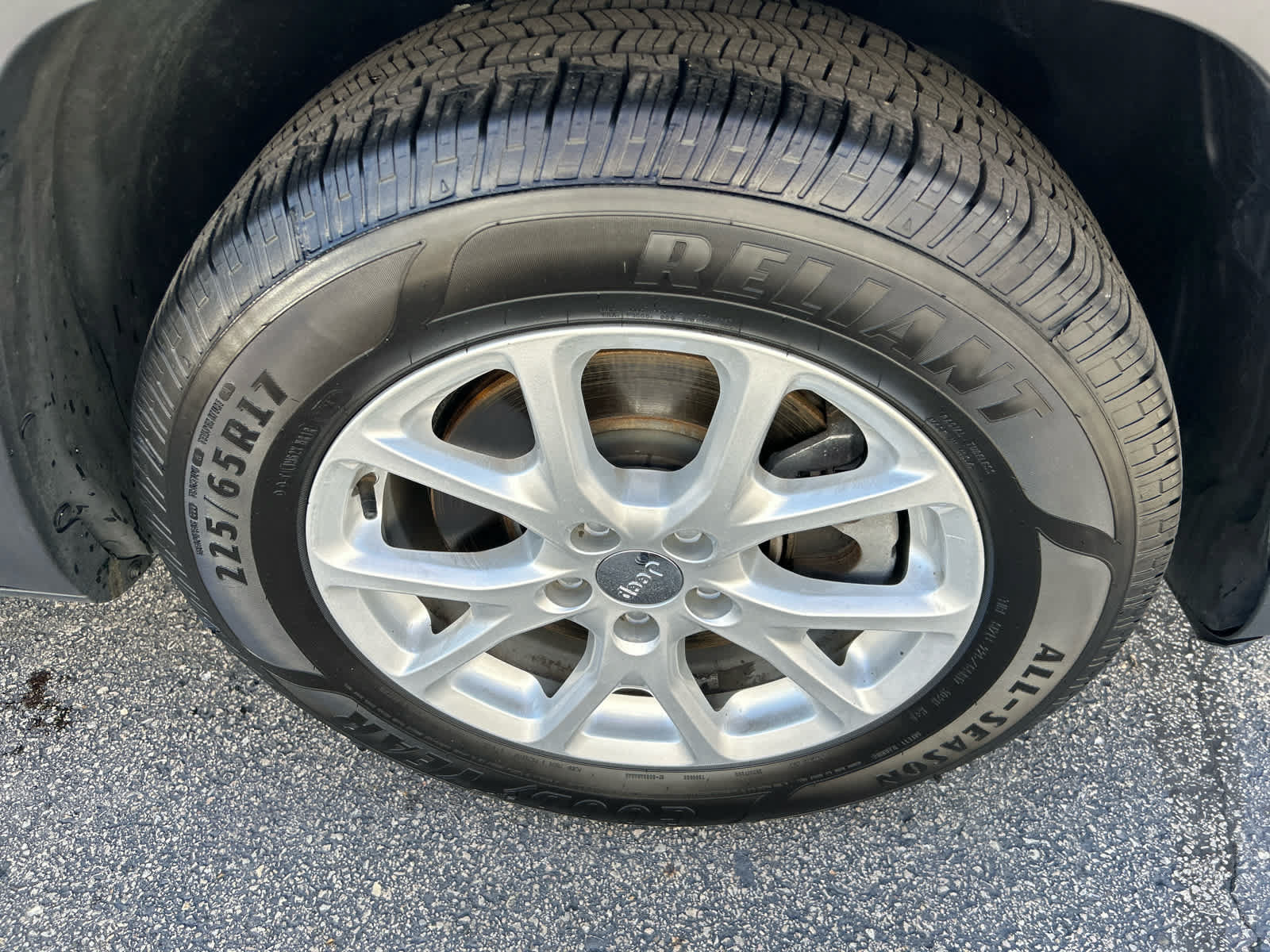 Used 2015 Jeep Cherokee Latitude w/ Cold Weather Group FWD image 9