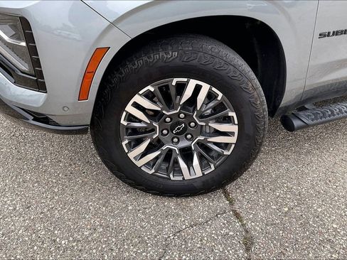 Used 2025 Chevrolet Suburban Z71 AWD/4WD image 4