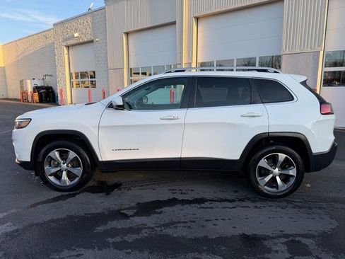 Used 2019 Jeep Cherokee Limited w/ Luxury Group image 2
