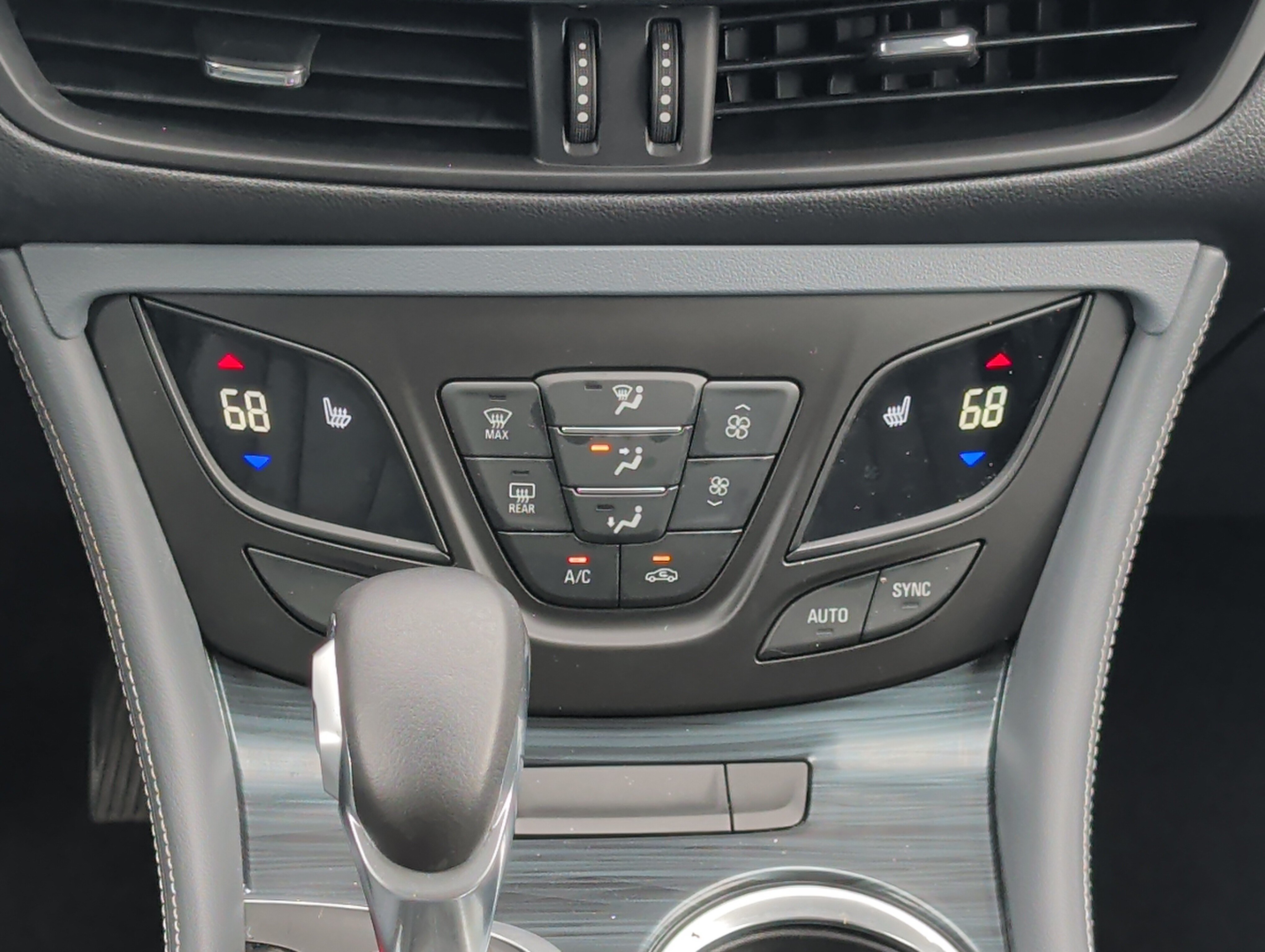 Used 2019 Buick Envision Essence FWD image 25