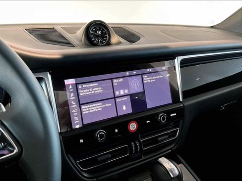 Used 2025 Porsche Macan image 19