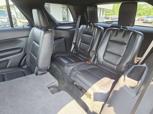 Used 2014 Ford Explorer XLT w/ Equipment Group 202A AWD/4WD image 12