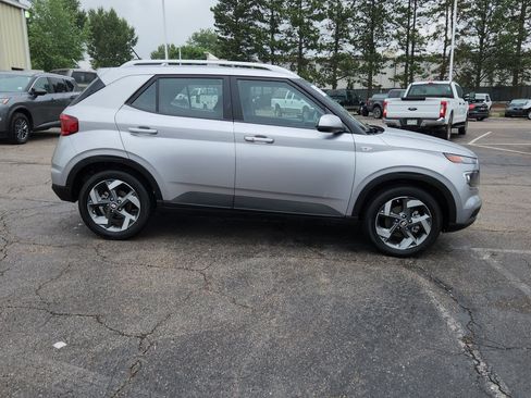 Used 2024 Hyundai Venue SEL FWD image 13