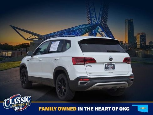 Used 2022 Volkswagen Taos SEL w/ Panoramic Sunroof Package FWD image 5