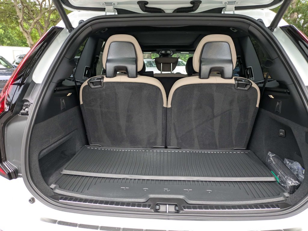 New 2026 Volvo XC90 T8 Plus w/ Protection Package Premier AWD/4WD image 12