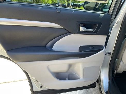 Used 2018 Toyota Highlander XLE AWD/4WD image 32