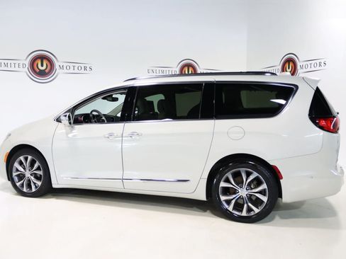 Used 2019 Chrysler Pacifica Limited w/ Tire & Wheel Group FWD image 29