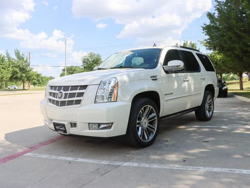 Used 2014 Cadillac Escalade Premium RWD image 3