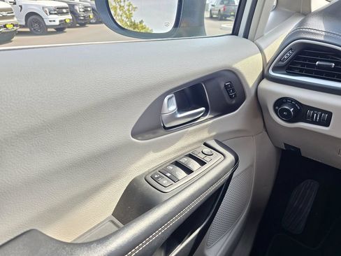Used 2023 Chrysler Pacifica Touring-L FWD image 28