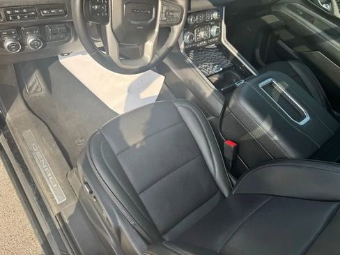 Used 2023 GMC Yukon XL Denali image 10