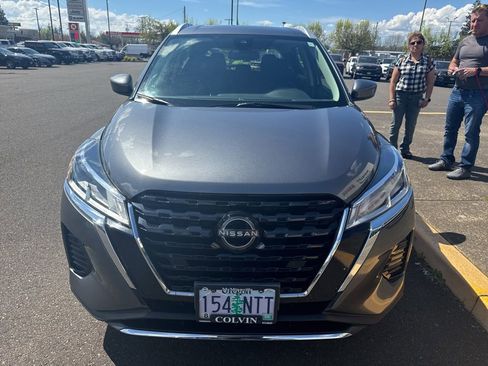 Used 2022 Nissan Kicks SV image 2