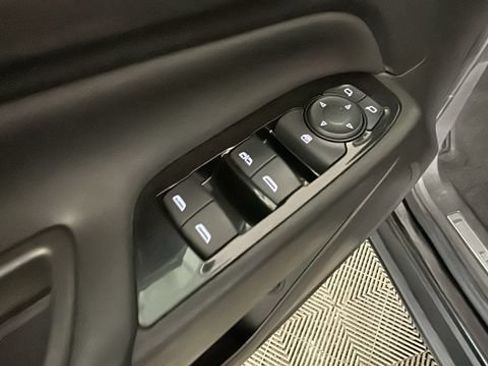 Used 2023 Chevrolet Equinox Premier AWD/4WD image 10