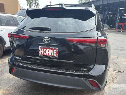 Used 2023 Toyota Highlander XLE FWD image 3