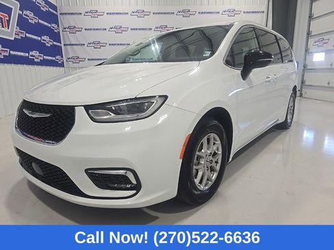 Used 2024 Chrysler Pacifica Touring-L image 3