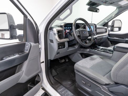 Used 2023 Ford F250 XLT w/ FX4 Off-Road Package AWD/4WD image 12