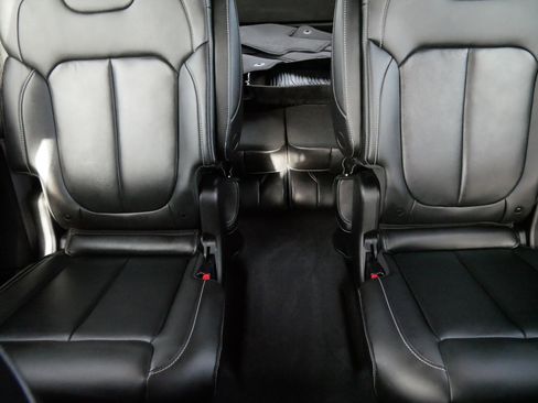 Used 2023 Jeep Grand Cherokee L Limited image 13