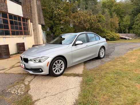 Used 2018 BMW 320i xDrive Sedan image 2