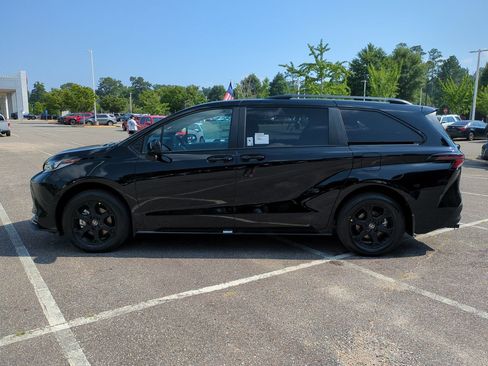 New 2026 Toyota Sienna XLE Woodland Edition AWD/4WD image 7