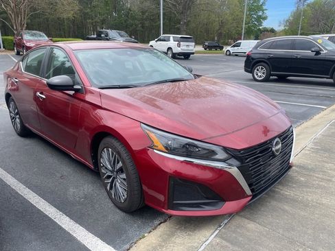 Used 2024 Nissan Altima 2.5 SV image 2