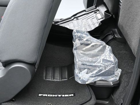 Used 2025 Nissan Frontier SV image 11