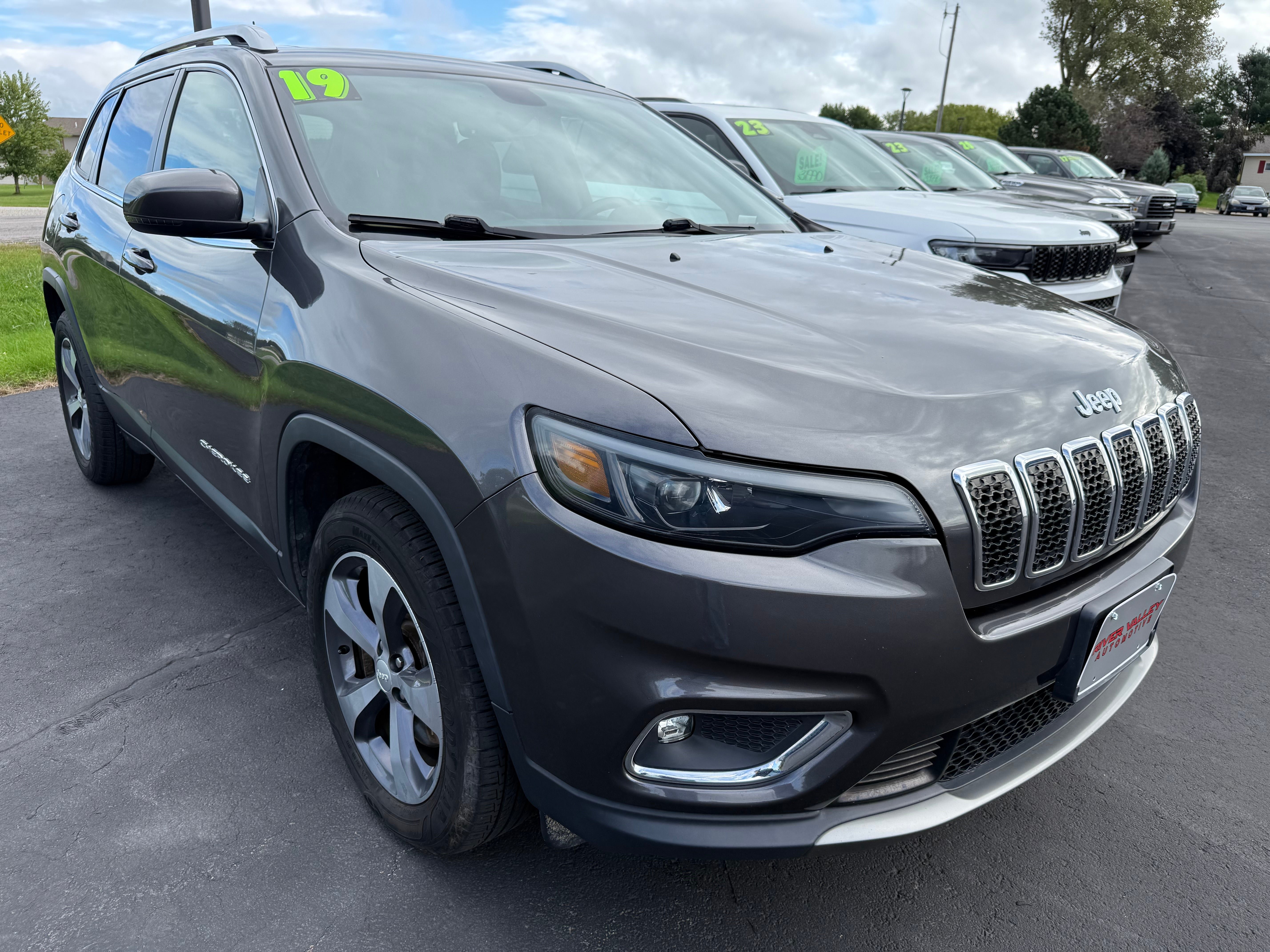 Used 2019 Jeep Cherokee Limited AWD/4WD image 2