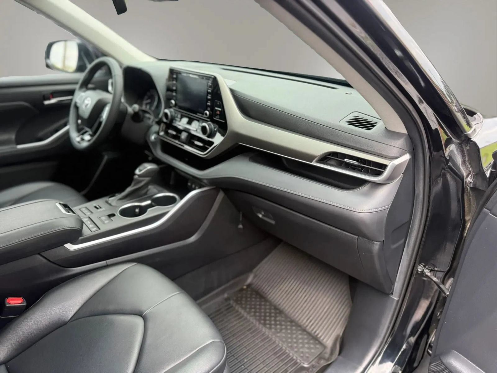 Used 2021 Toyota Highlander XLE AWD/4WD image 47