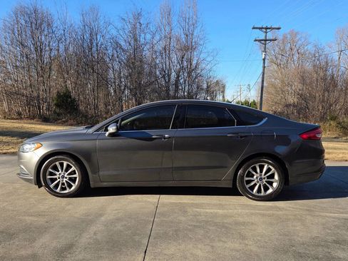 Used 2017 Ford Fusion SE image 8