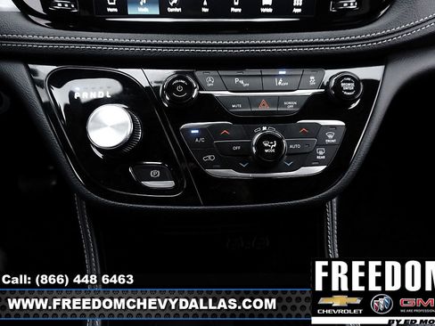 Used 2025 Chrysler Pacifica Limited image 19