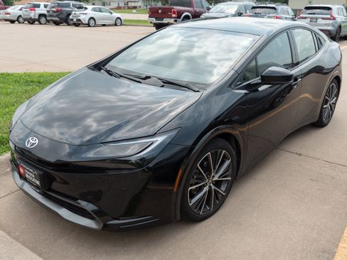 Used 2024 Toyota Prius Limited FWD image 4