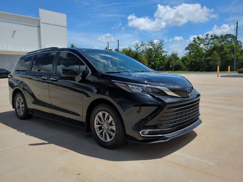 Used 2024 Toyota Sienna XLE FWD image 3