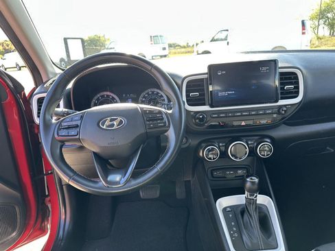 Used 2022 Hyundai Venue Limited image 16
