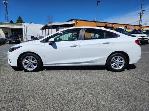 Used 2017 Chevrolet Cruze LT FWD image 9