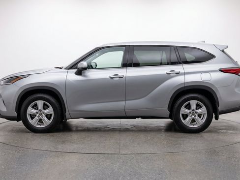 Used 2025 Toyota Highlander LE FWD image 5