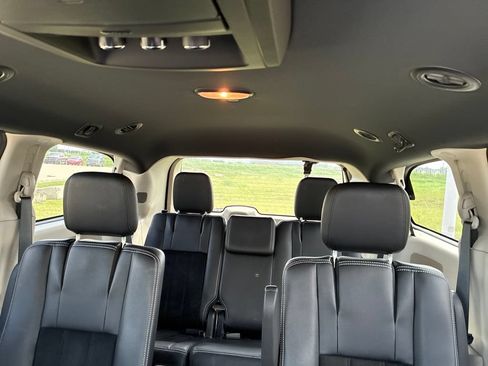 Used 2016 Dodge Grand Caravan SXT FWD image 8