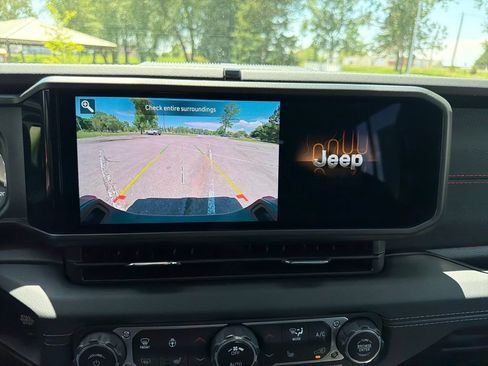 Used 2025 Jeep Gladiator Rubicon w/ Convenience Group AWD/4WD image 22