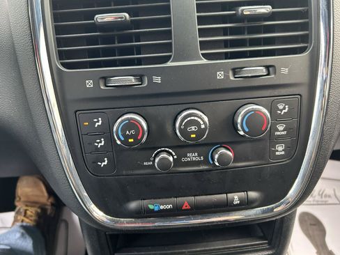 Used 2018 Dodge Grand Caravan SE FWD image 23